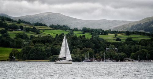 Sailing on lake windermere 