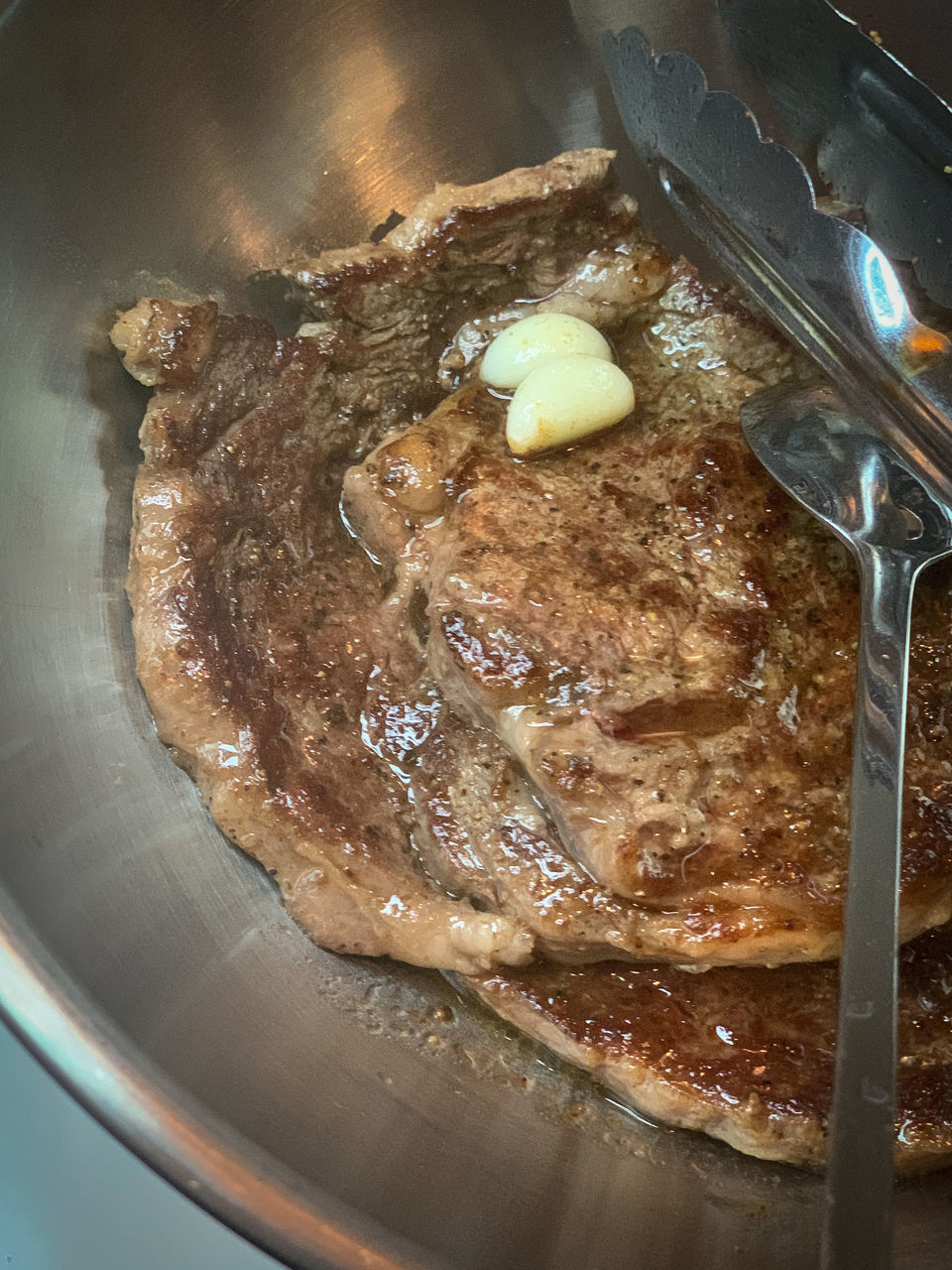 HIGH ANGLE VIEW OF MEAT IN PLATE