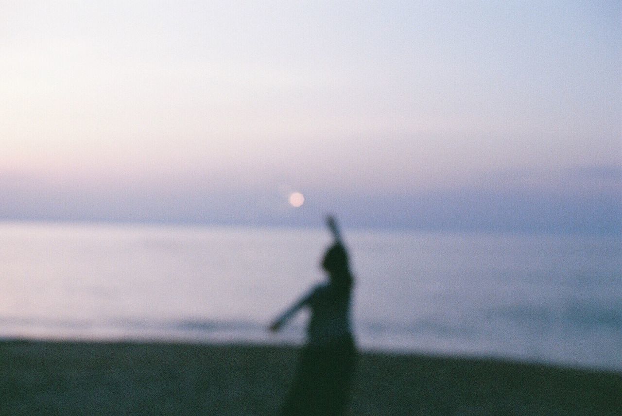 sea, horizon over water, water, beach, leisure activity, lifestyles, copy space, tranquility, tranquil scene, silhouette, sky, shore, unrecognizable person, nature, clear sky, beauty in nature, scenics, standing