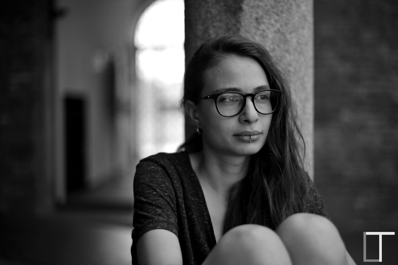 portrait, lifestyles, headshot, focus on foreground, leisure activity, close-up, contemplation, casual clothing, human face, day, selective focus