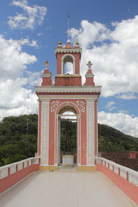 Statue against sky