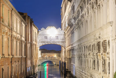 Night view to bridge of sights, the former prison of doges palace, venice