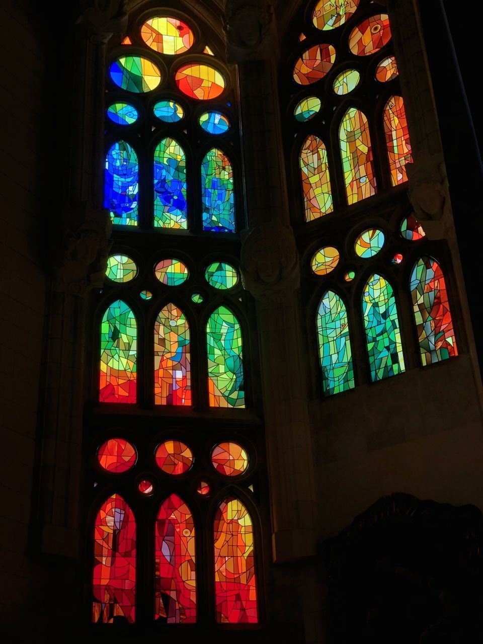 LOW ANGLE VIEW OF GLASS WINDOW IN BUILDING