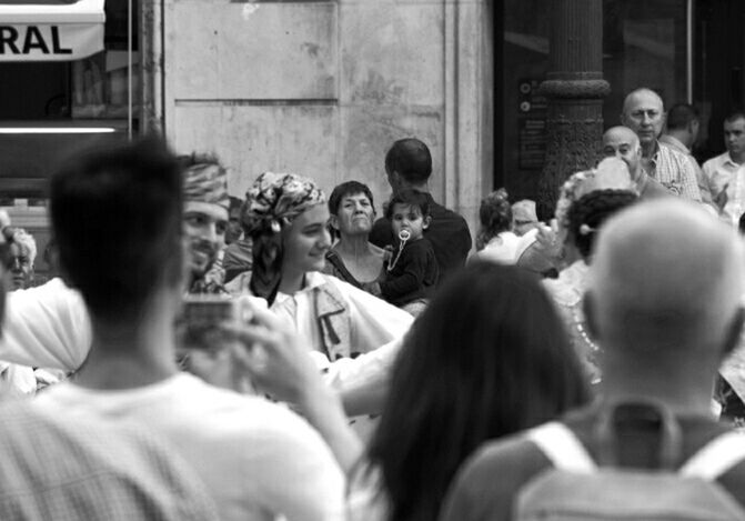 CLOSE-UP OF PERSON DANCING IN EVENT