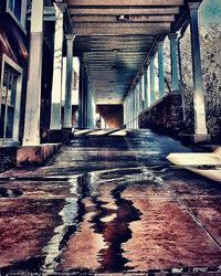 Narrow walkway along buildings