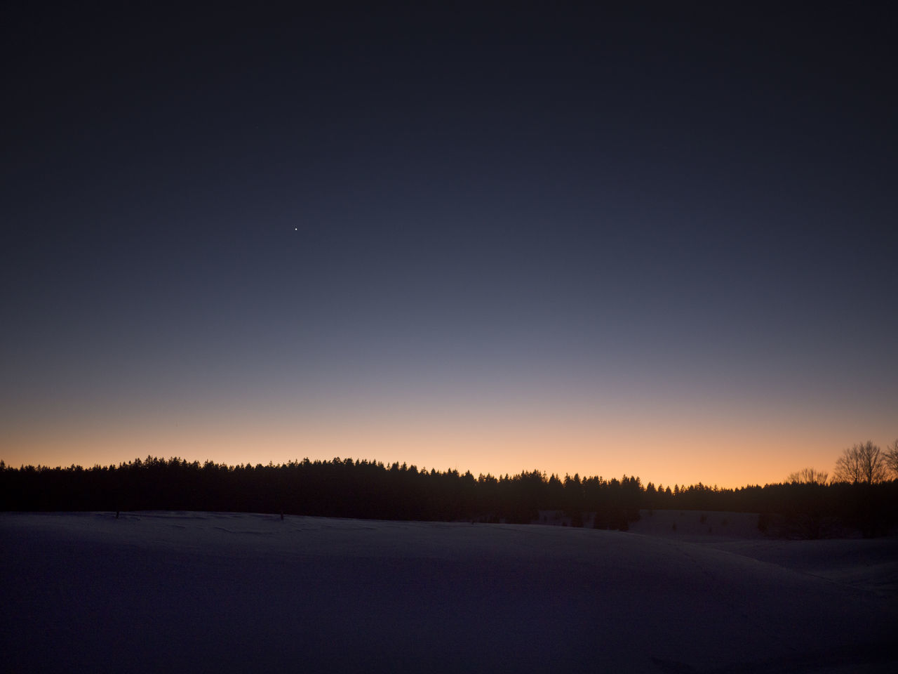 Horizon over snow