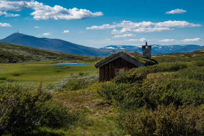 House by smuksjøseter fjellstue, blåhøe 1617 meter in horisont