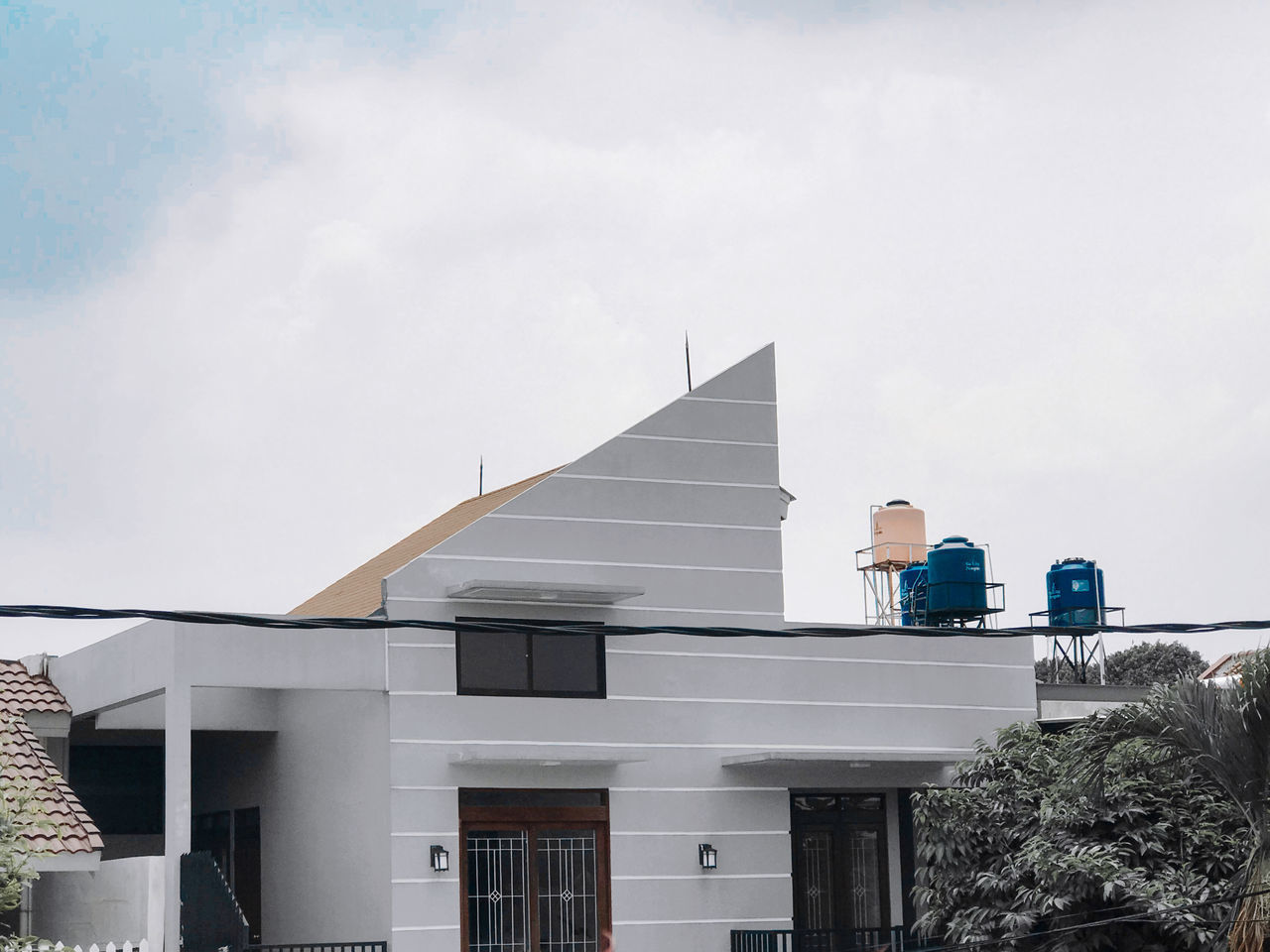 LOW ANGLE VIEW OF BUILDINGS AGAINST HOUSES AGAINST SKY