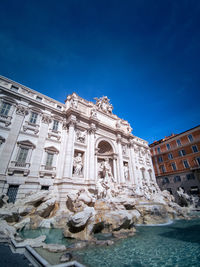 Statue of historical building against blue sky