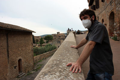 Young man traveling in the villages of medieval tuscany at the time of the covid in spring