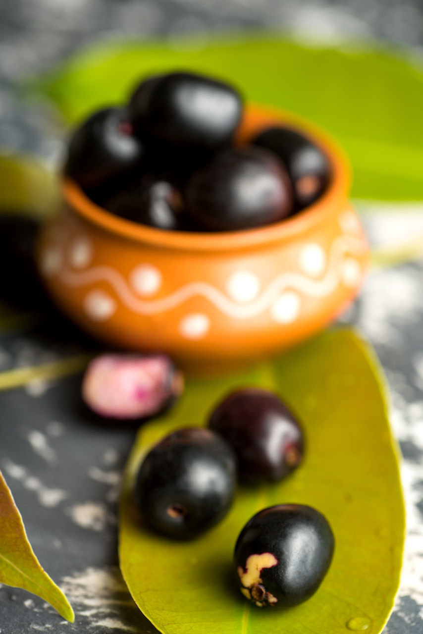 CLOSE-UP OF BLACK FRUITS IN BOWL