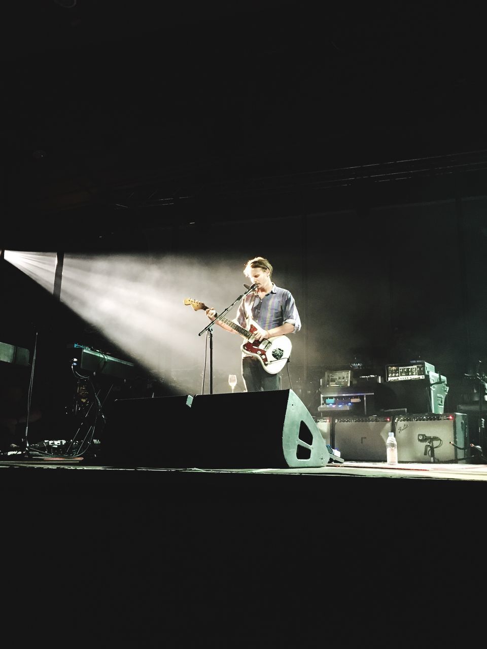 MAN PLAYING GUITAR AT NIGHTCLUB