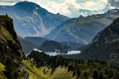 Panoramic view of lake and mountains against sky