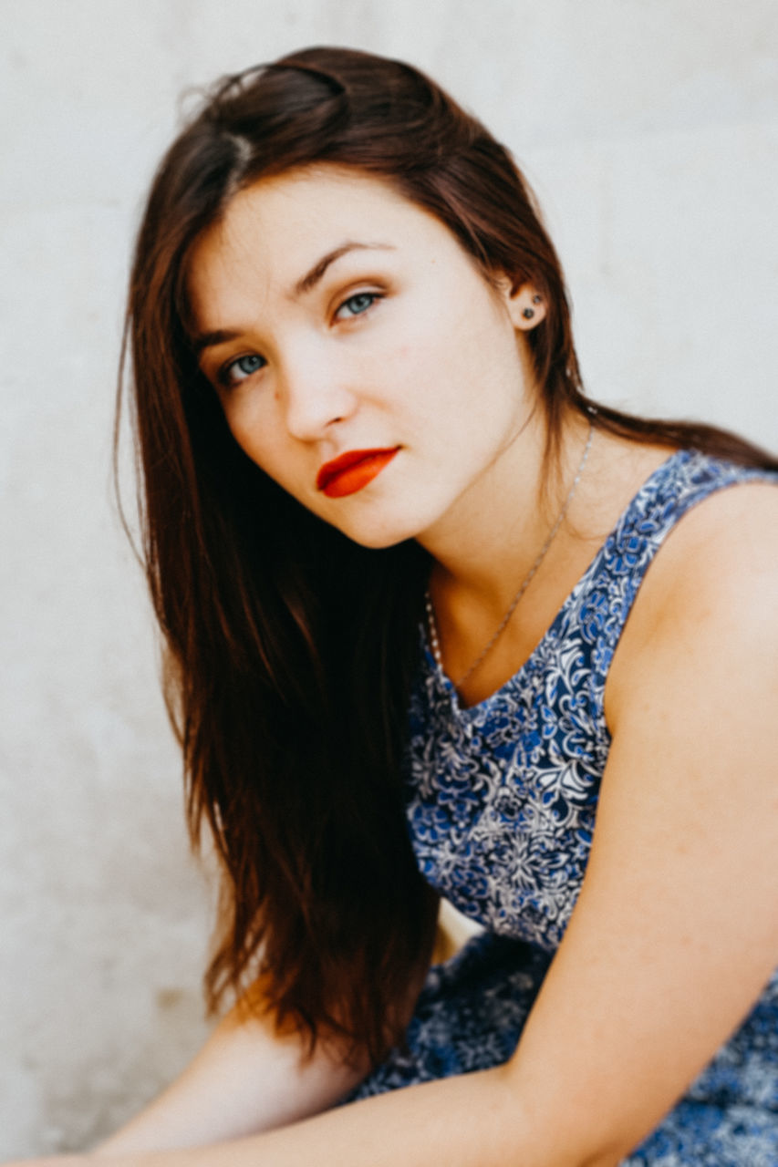 portrait, one person, young adult, young women, looking at camera, beauty, beautiful woman, real people, hair, women, hairstyle, adult, brown hair, front view, lifestyles, long hair, casual clothing, leisure activity, contemplation