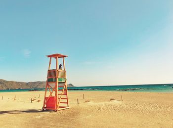 Lifeguard hut on beach against clear sky