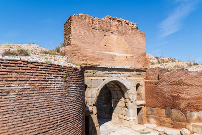 Old ruin building against sky