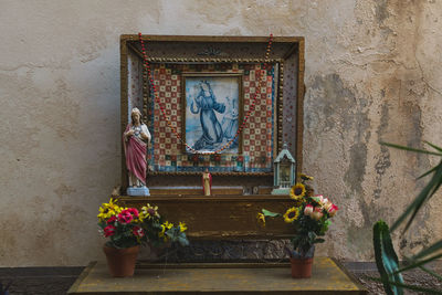 Statue of people on wall by building