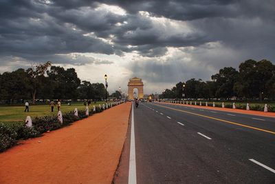 Historic india gate delhi - a war memorial on rajpath road new delhi at sunset.wide shot