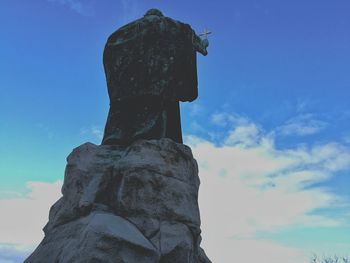 Statue against sky