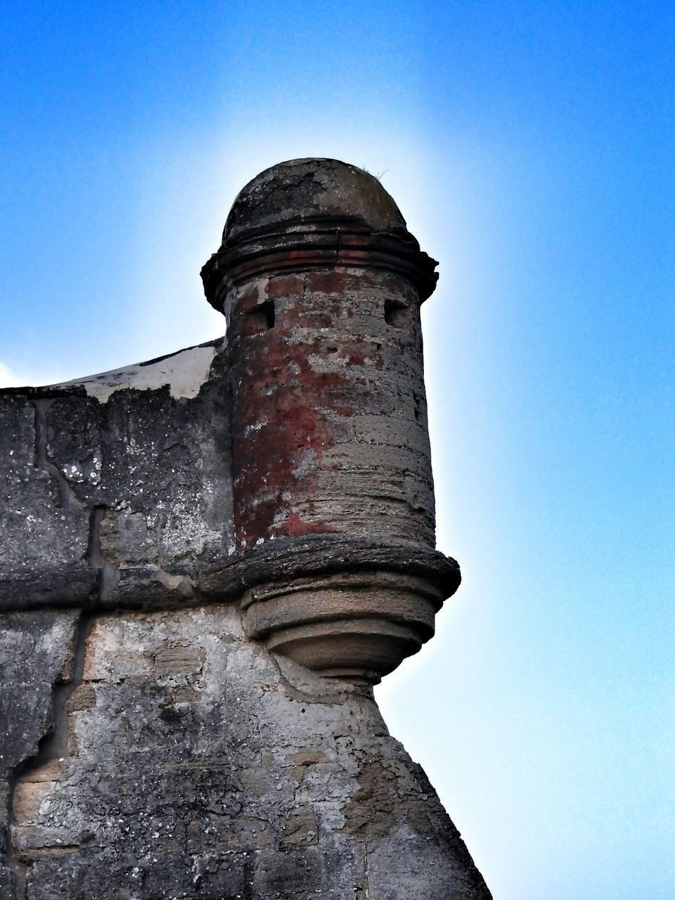 LOW ANGLE VIEW OF OLD HISTORIC BUILDING AGAINST BLUE SKY