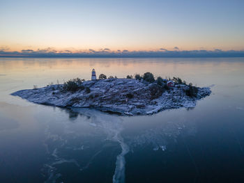Island with a lighthouse on it in lake vänern