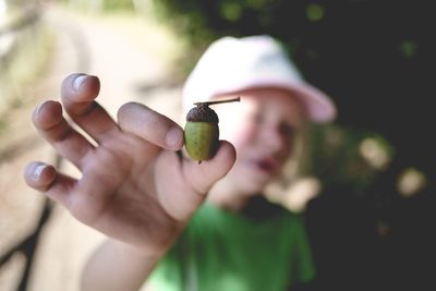 Close-up of hand holding leaf