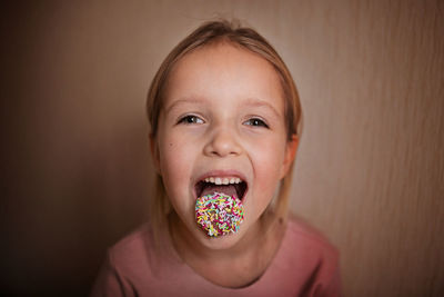 Close-up portrait of young woman eating apple