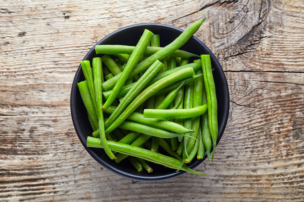 HIGH ANGLE VIEW OF GREEN VEGETABLES IN BOWL