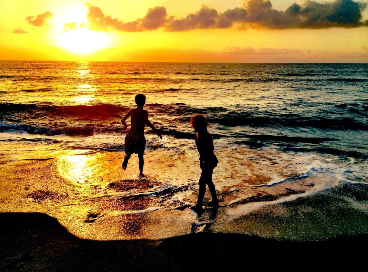 sea, sunset, water, horizon over water, beach, leisure activity, lifestyles, silhouette, sun, shore, orange color, sky, scenics, vacations, beauty in nature, reflection, men, full length