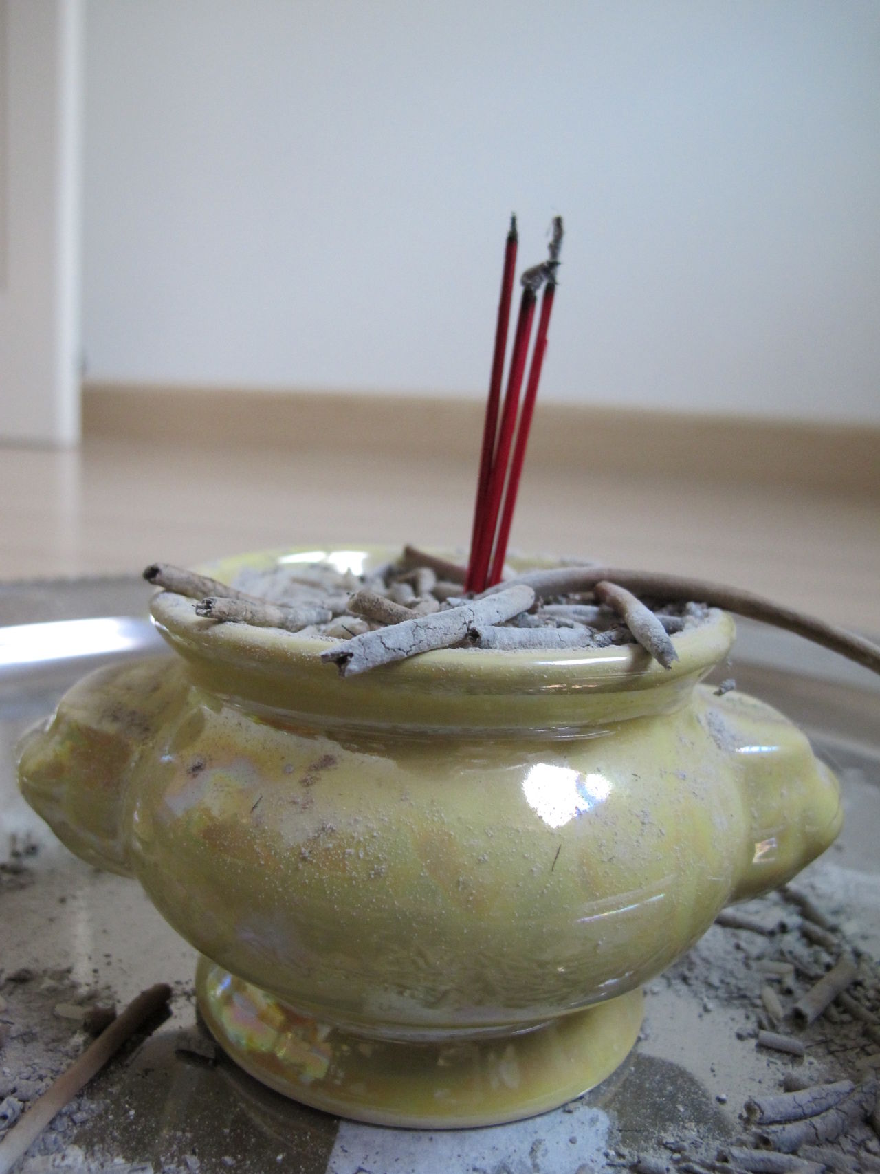 Incense pot