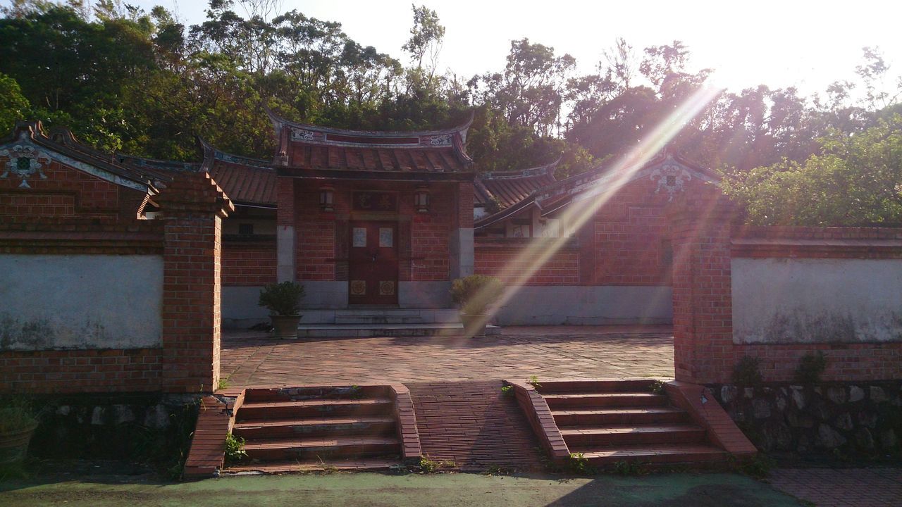 building exterior, architecture, built structure, house, tree, sunlight, sunbeam, sun, residential structure, lens flare, front or back yard, residential building, roof, day, outdoors, no people, wood - material, sunny, sky, steps