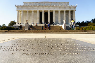 People outside lincoln memorial