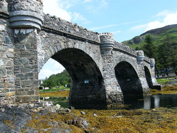 Arch bridge against sky