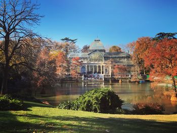 Palacio de cristal in parco del retiro in madrid, spain