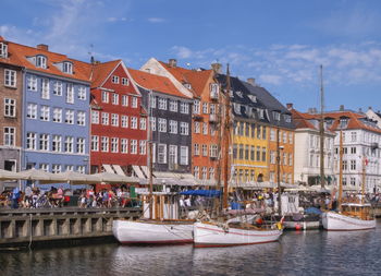 Scenic summer view of color buildings and boats of nyhavn in copenhagen, denmark