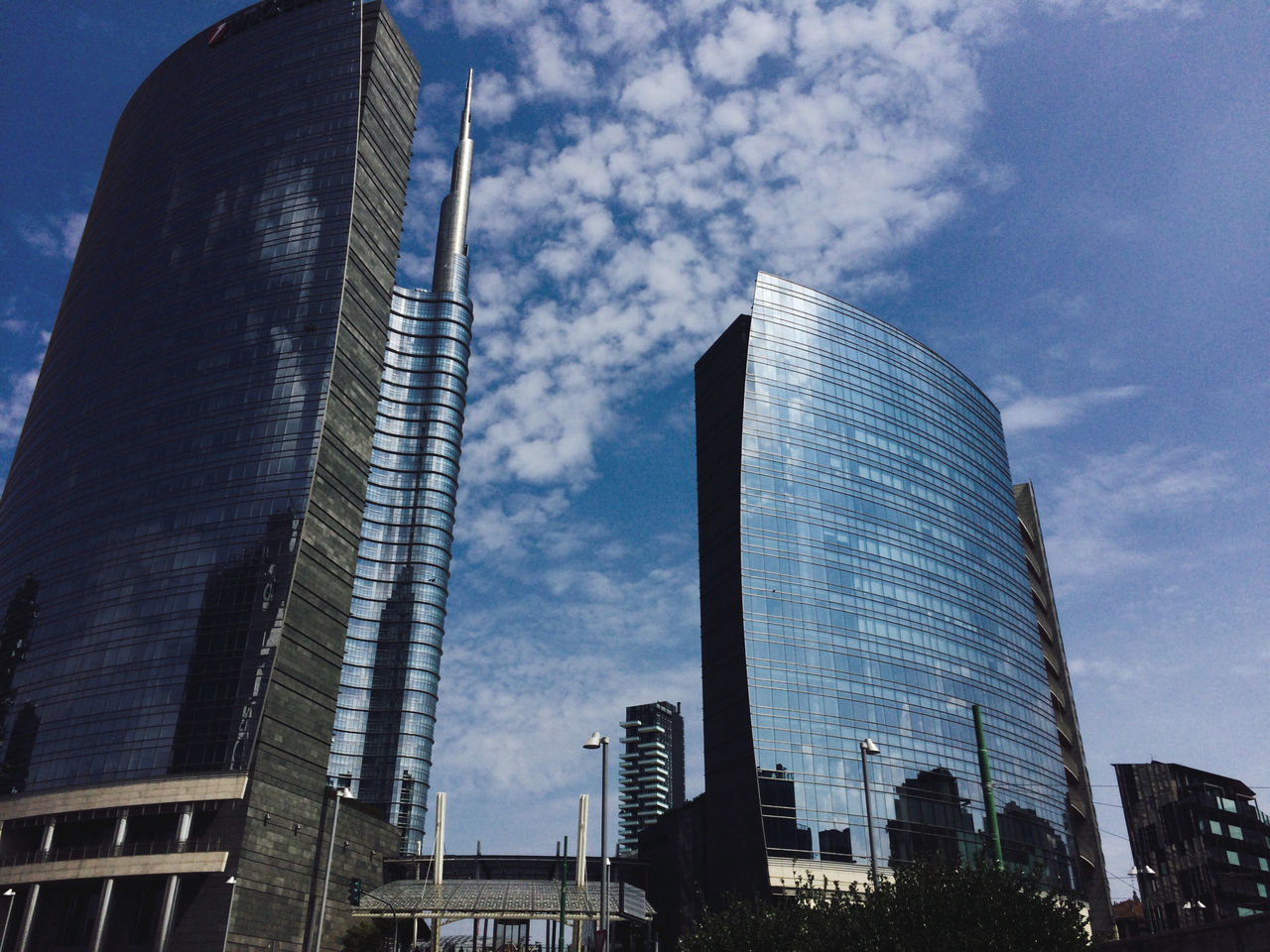 LOW ANGLE VIEW OF BUILDINGS AGAINST SKY IN CITY