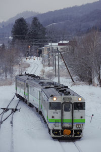 Kiha 40 and kiha 150 arrive at the rubeshibe station