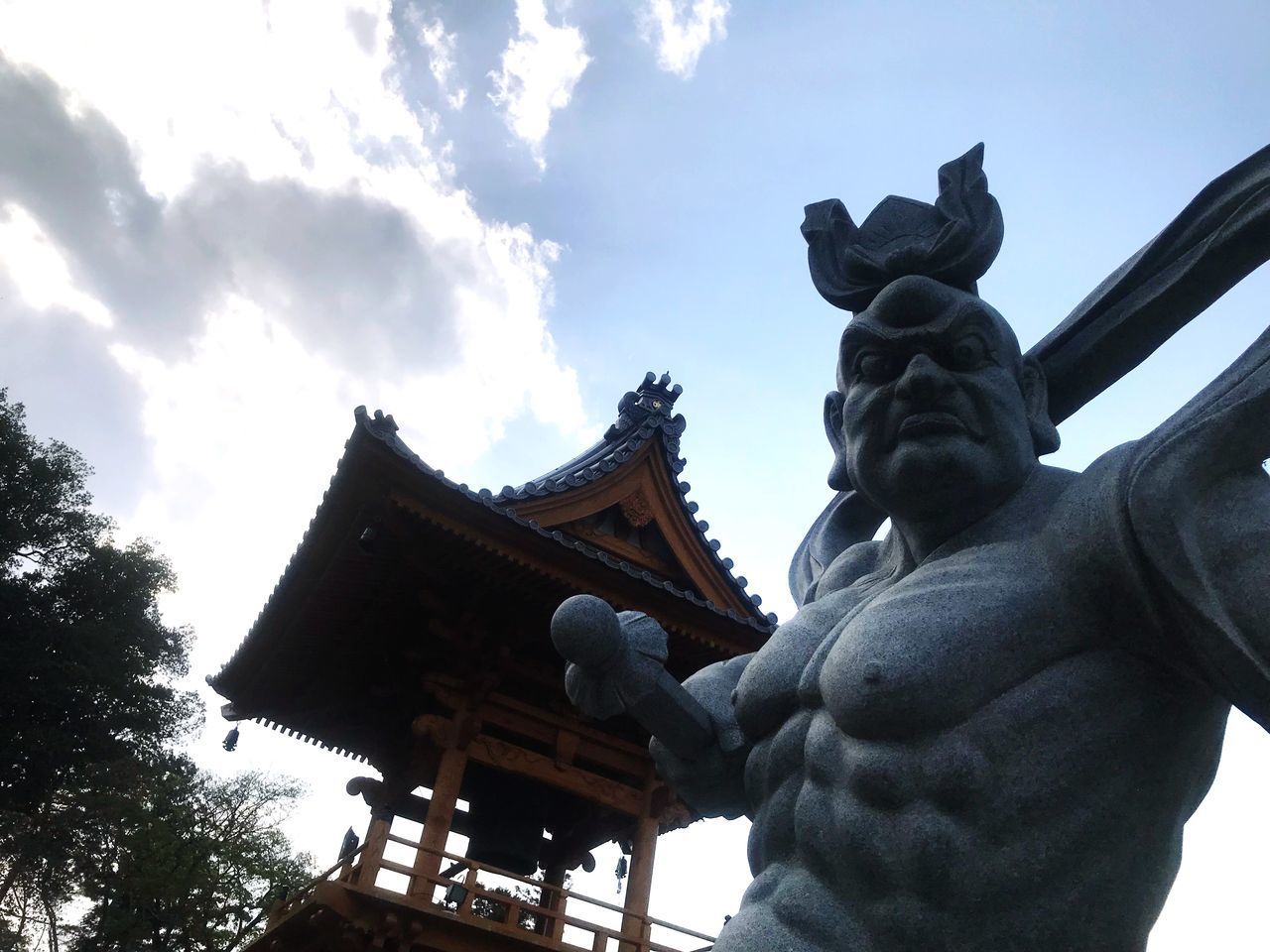 LOW ANGLE VIEW OF STATUE AGAINST SKY