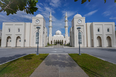 Beautiful islamic architecture of sri sendayan mosque in negeri sembilan, malaysia