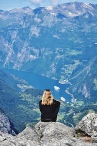 Woman looking at geiranger fjord