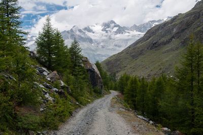Road amidst mountains against sky
