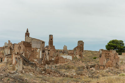 Old ruins of building against sky