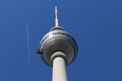 Low angle view of fernsehturm tower against clear sky