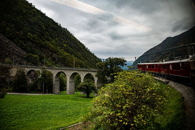 Arch bridge against sky