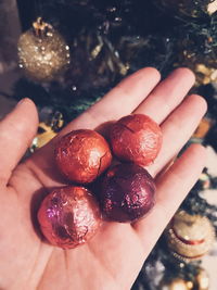 Close-up of hand holding fruit