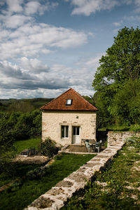 Stone cottage on hill in countryside in flavigny