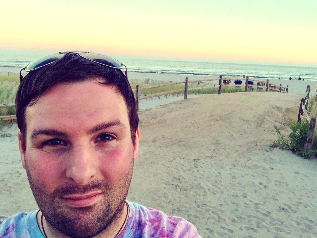 sea, beach, lifestyles, headshot, leisure activity, person, water, portrait, looking at camera, clear sky, horizon over water, young men, sky, young adult, front view, vacations, shore, sunglasses