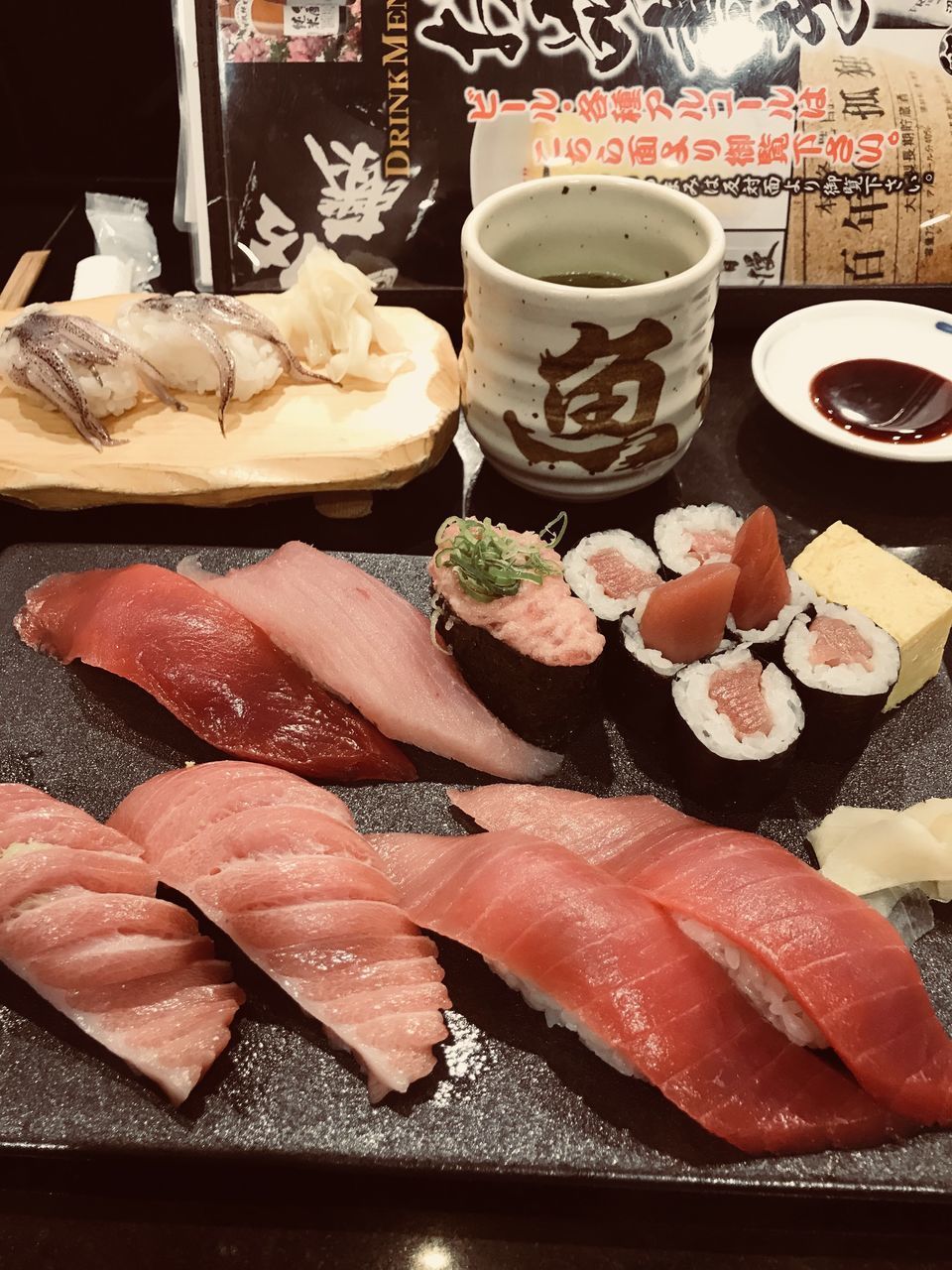 HIGH ANGLE VIEW OF SUSHI IN TRAY ON TABLE