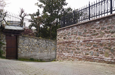Footpath by wall against building