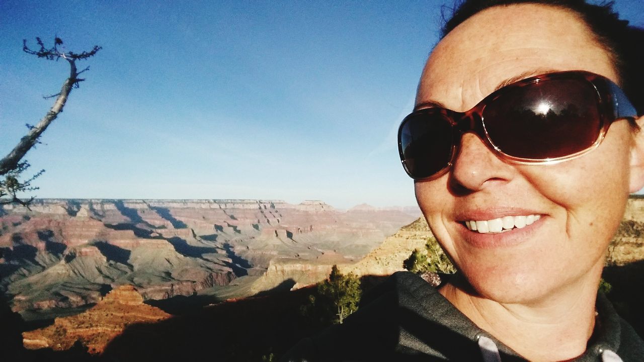 PORTRAIT OF SMILING MID ADULT MAN AGAINST SKY